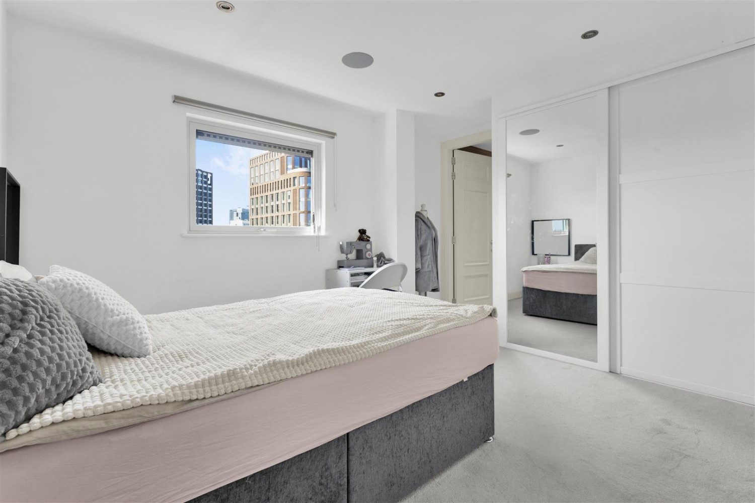 Commercial Road, Aldgate East, E1