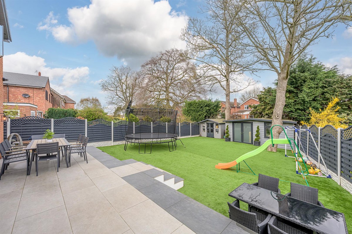 Berkeley Drive, Kingswinford, DY6 9DX