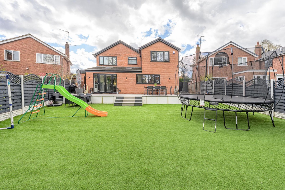 Berkeley Drive, Kingswinford, DY6 9DX