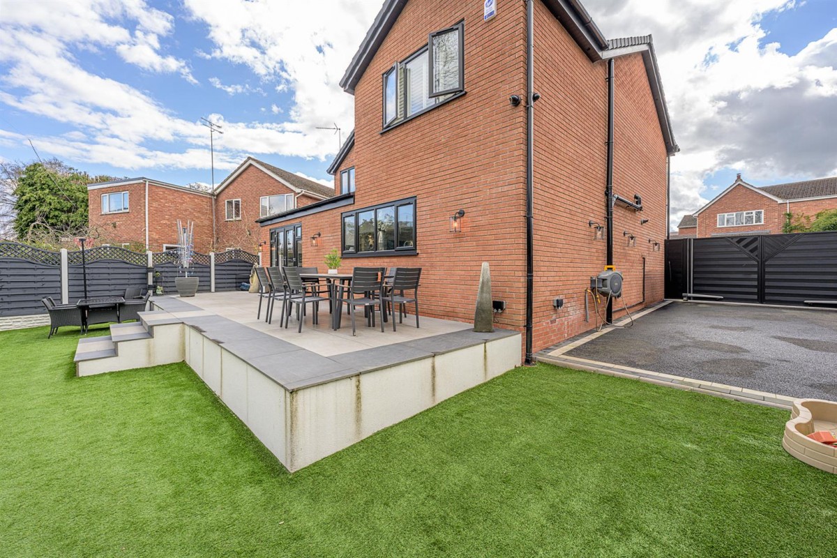 Berkeley Drive, Kingswinford, DY6 9DX