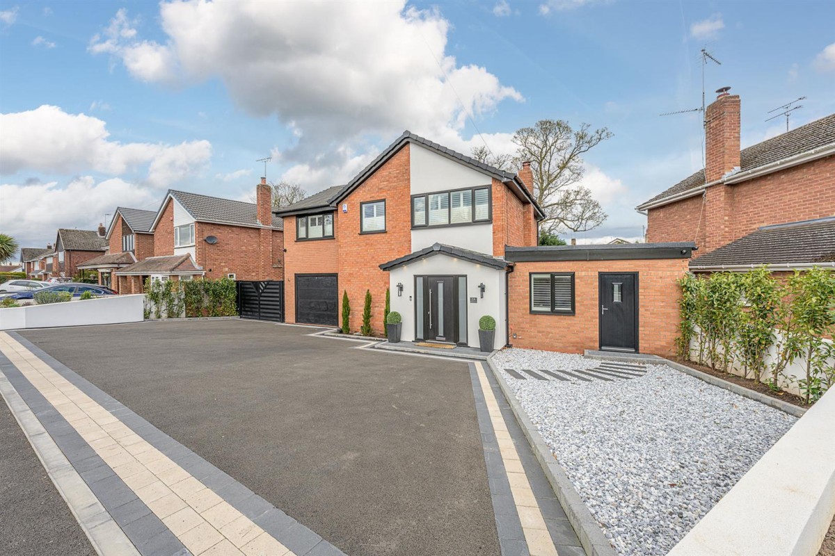 Berkeley Drive, Kingswinford, DY6 9DX