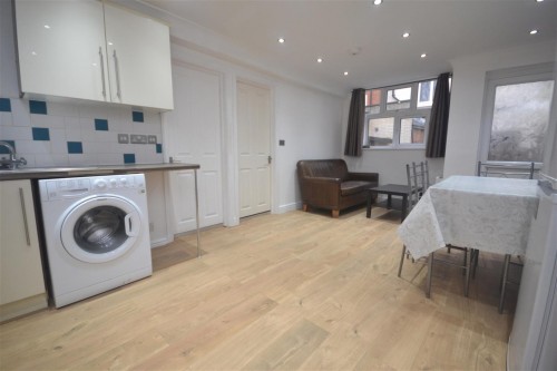 London Street, Town Centre