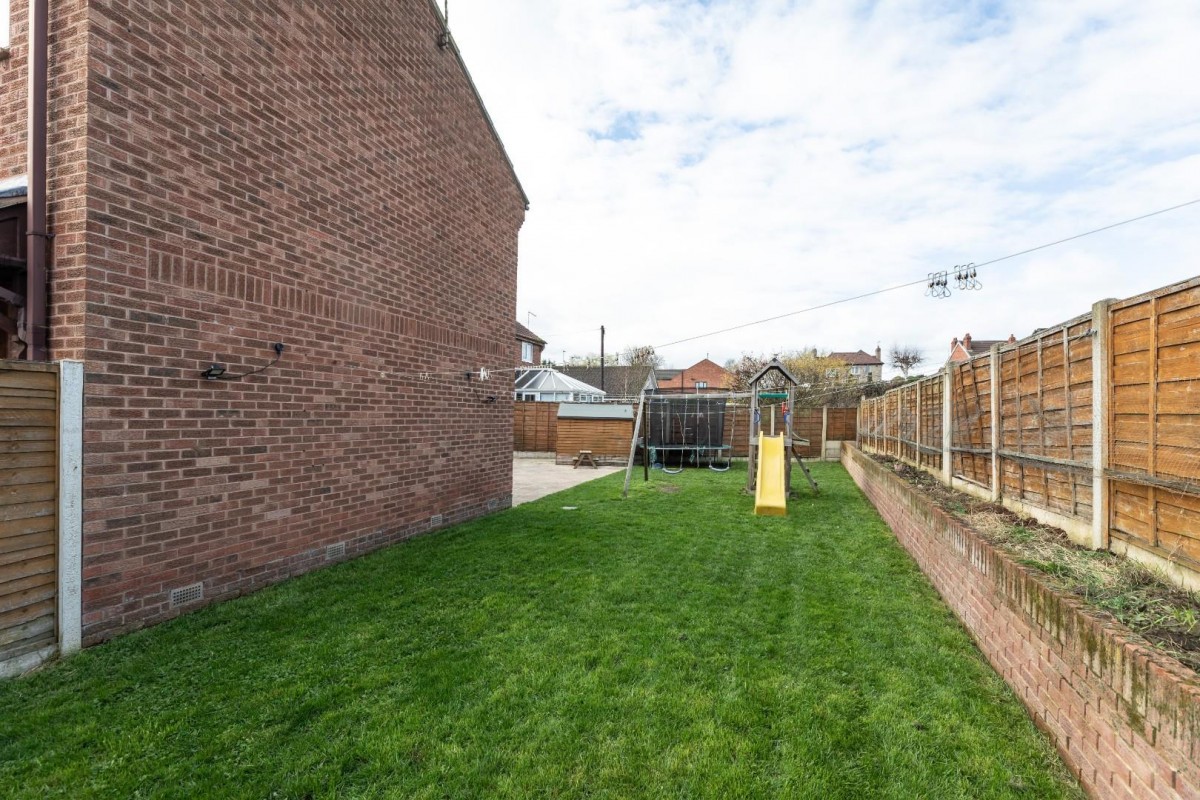 THE POPLARS, KNOTTINGLEY, WEST YORKSHIRE