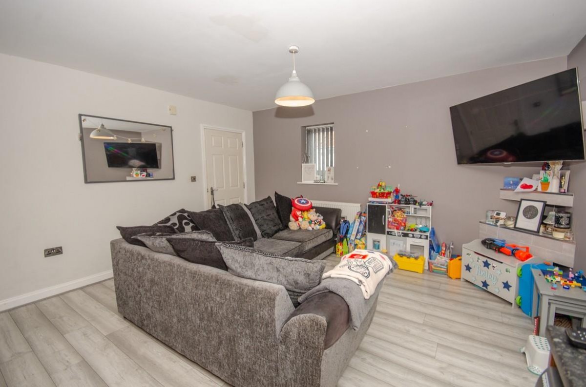 Jubilee Crescent, Mangotsfield, Bristol, BS16 9BB
