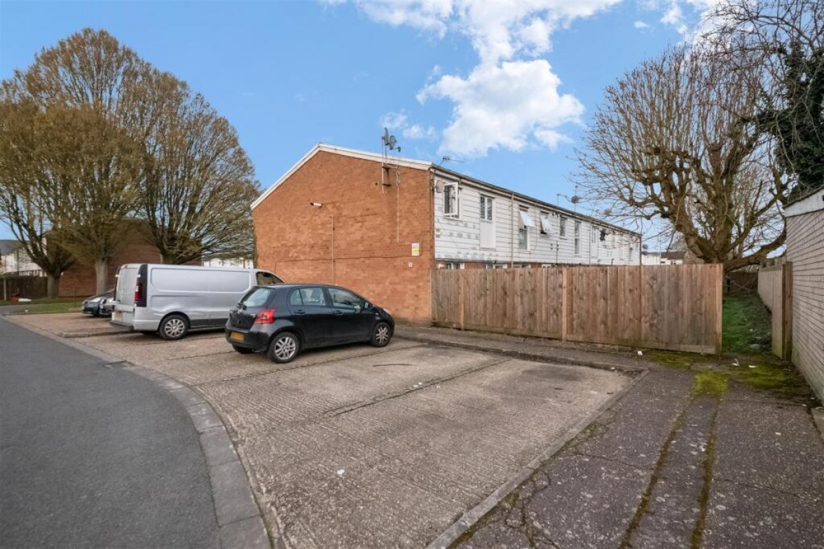 Burns Close, Hayes, UB4 0EJ
