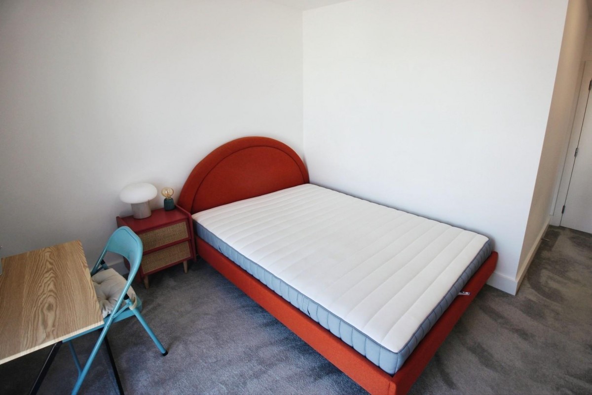 2 Kite Close, London