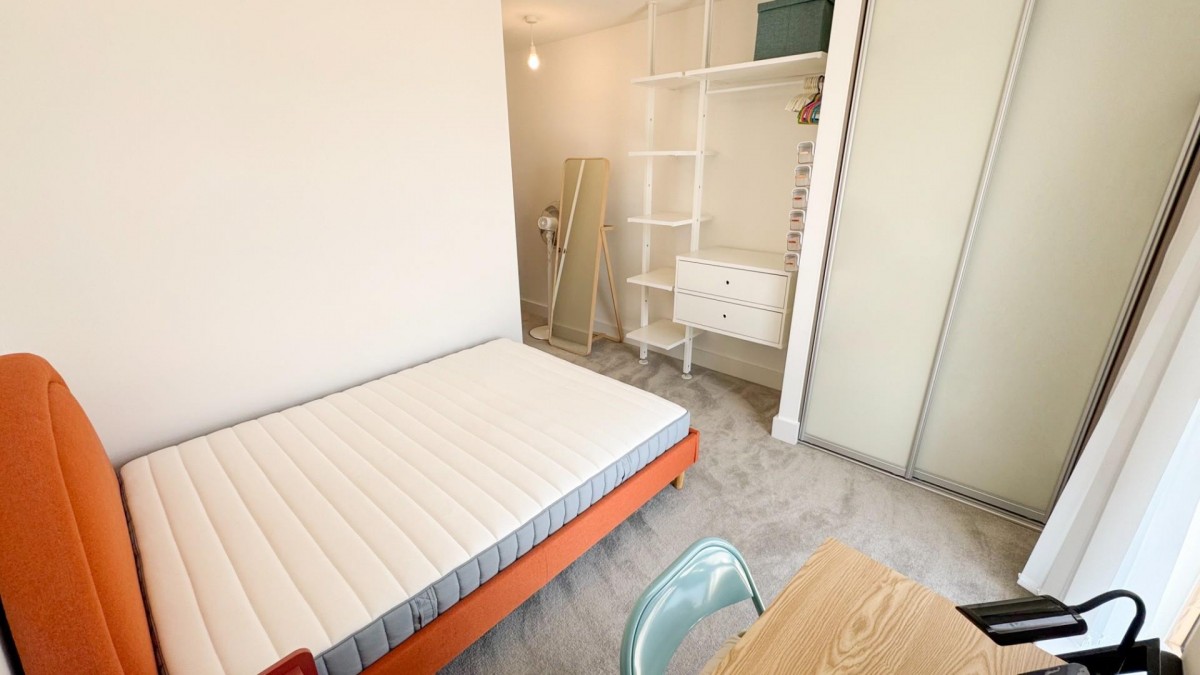 2 Kite Close, London