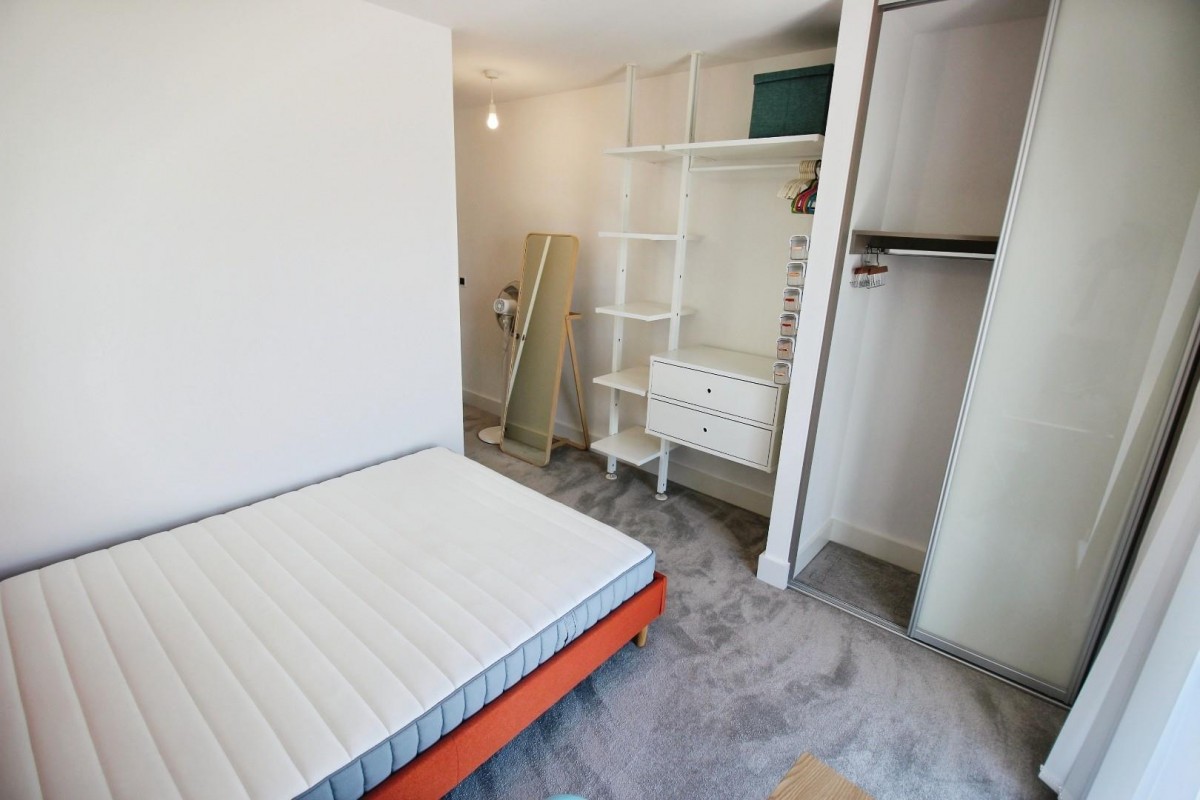 2 Kite Close, London