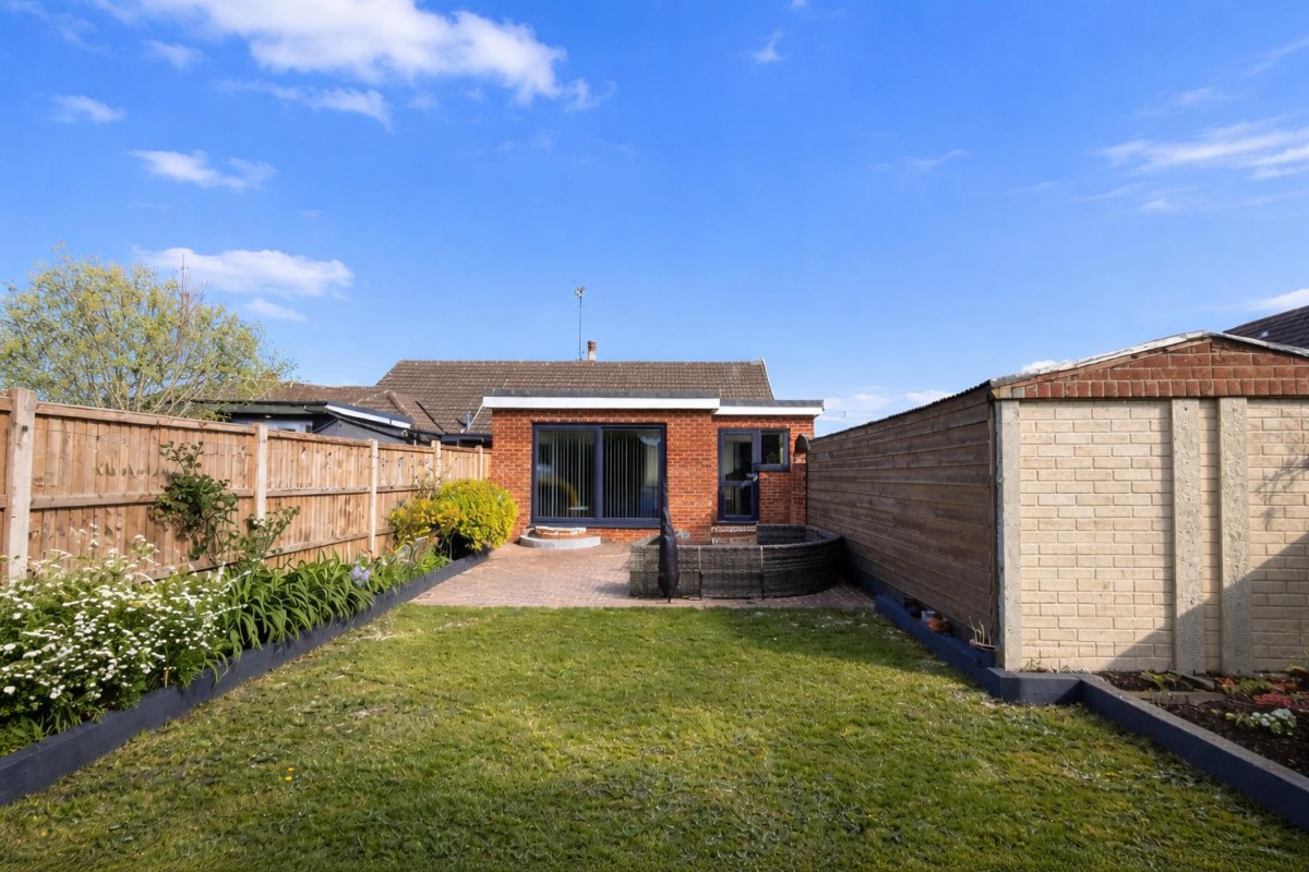 Well presented semi detached bungalow!