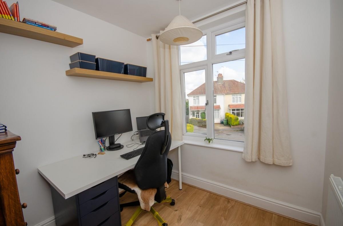 Cleeve Avenue, Downend, Bristol, BS16 6BT