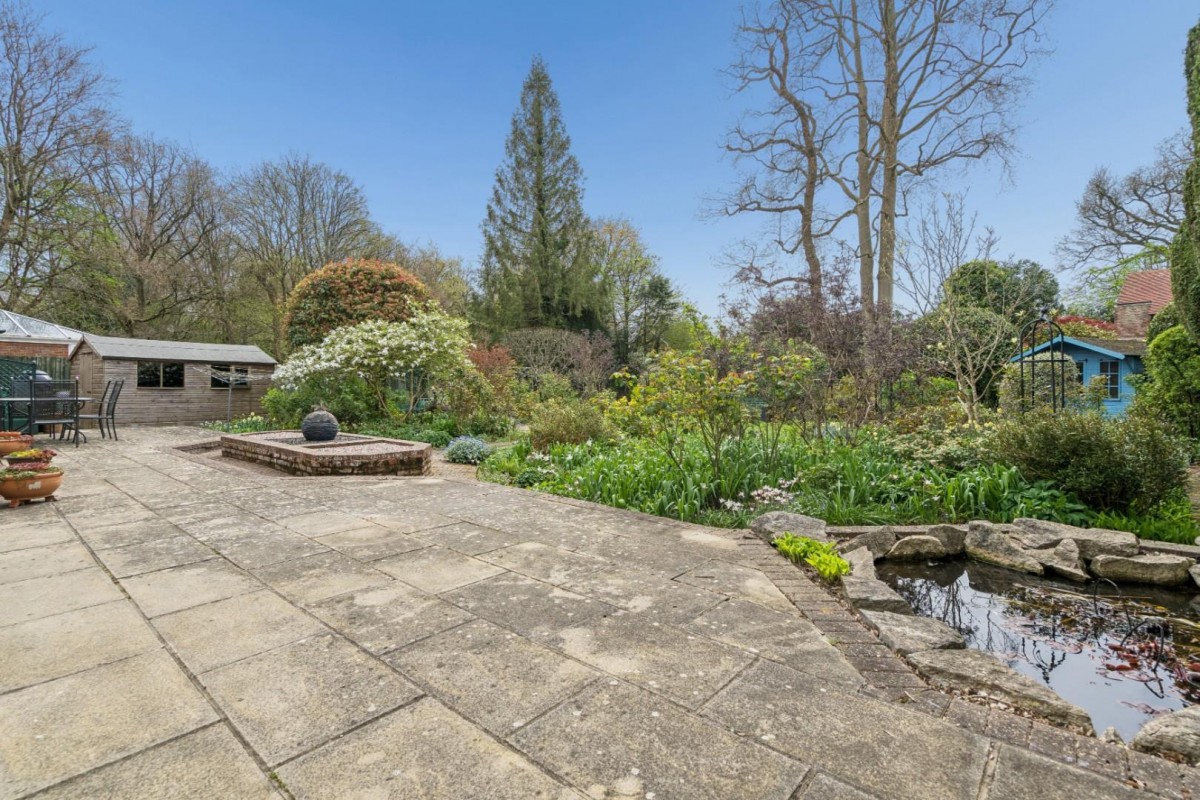 The Leys, Chesham Bois, Amersham, Buckinghamshire, HP6 5NP