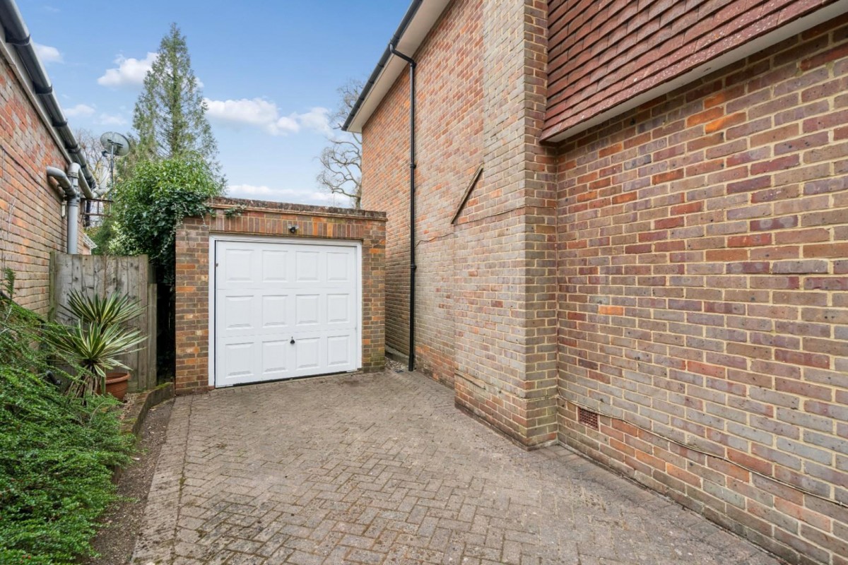 The Leys, Chesham Bois, Amersham, Buckinghamshire, HP6 5NP