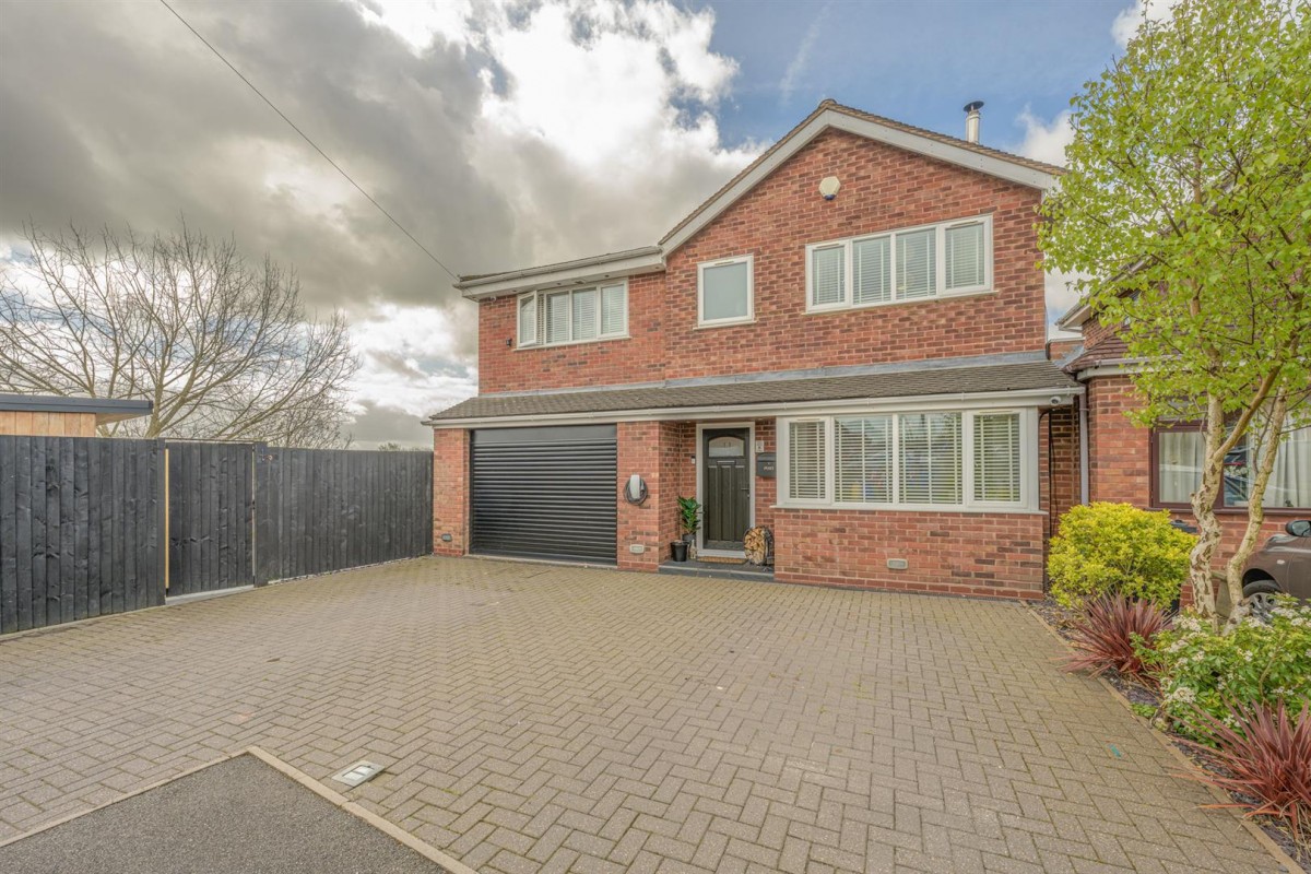 Honeytree Close, Kingswinford, DY6 8NY