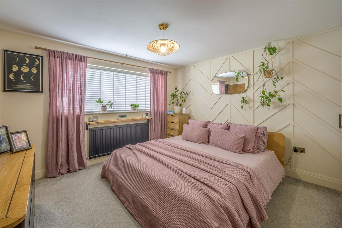 Honeytree Close, Kingswinford, DY6 8NY