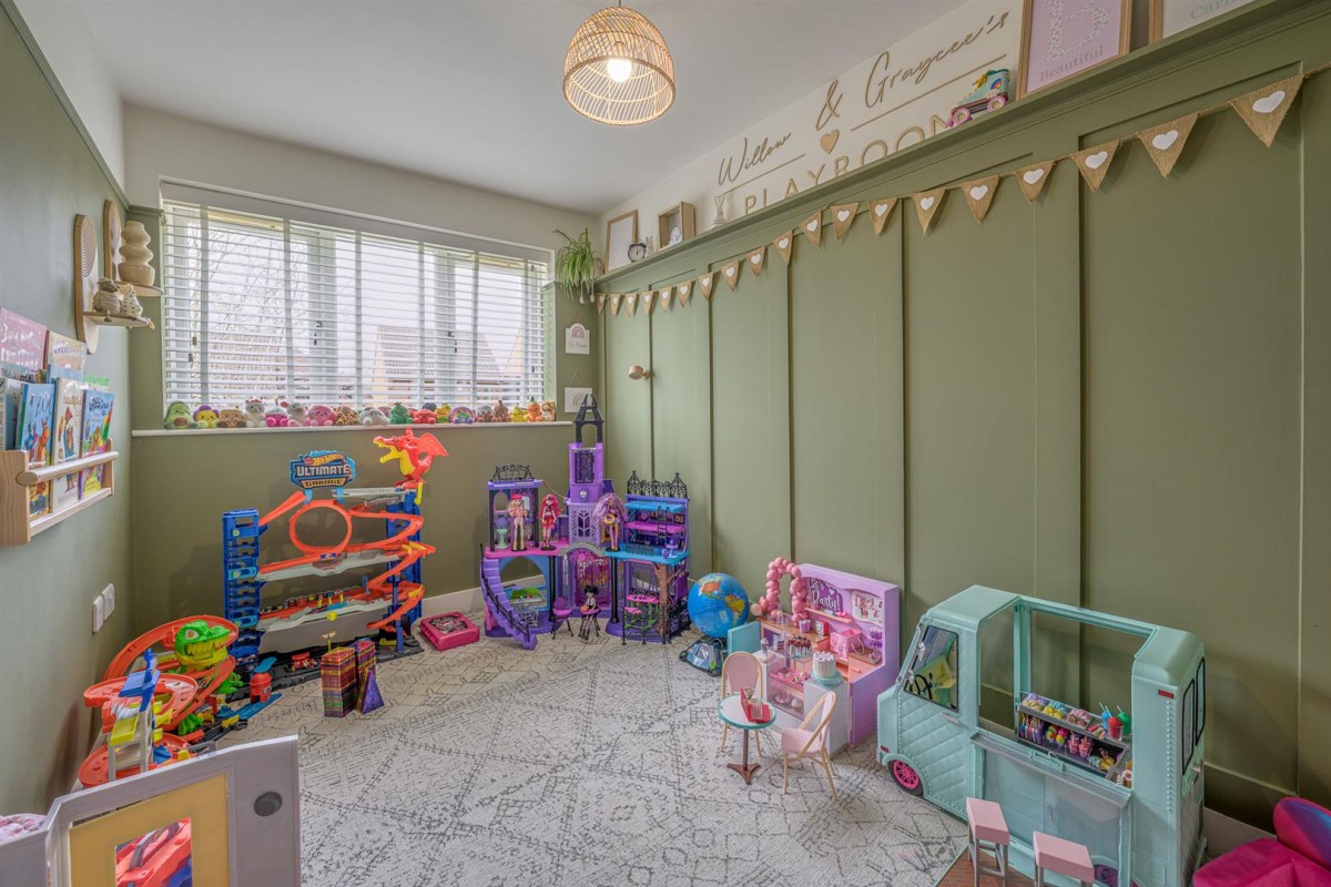 Honeytree Close, Kingswinford, DY6 8NY