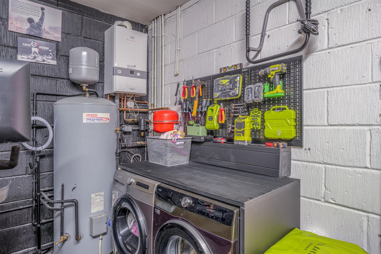 Honeytree Close, Kingswinford, DY6 8NY