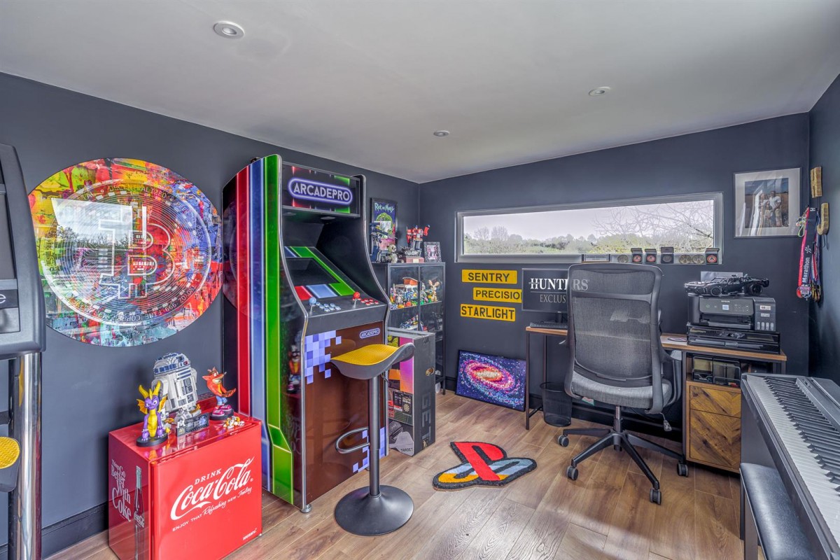 Honeytree Close, Kingswinford, DY6 8NY