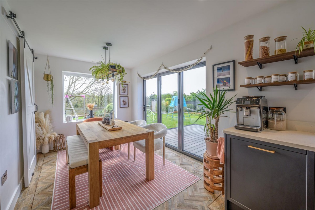 Honeytree Close, Kingswinford, DY6 8NY