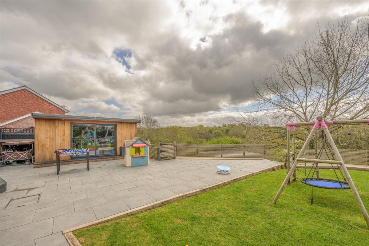 Honeytree Close, Kingswinford, DY6 8NY