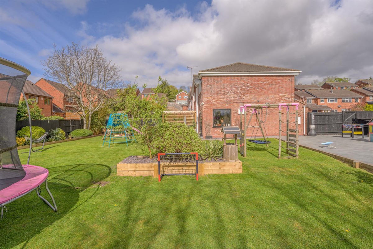 Honeytree Close, Kingswinford, DY6 8NY