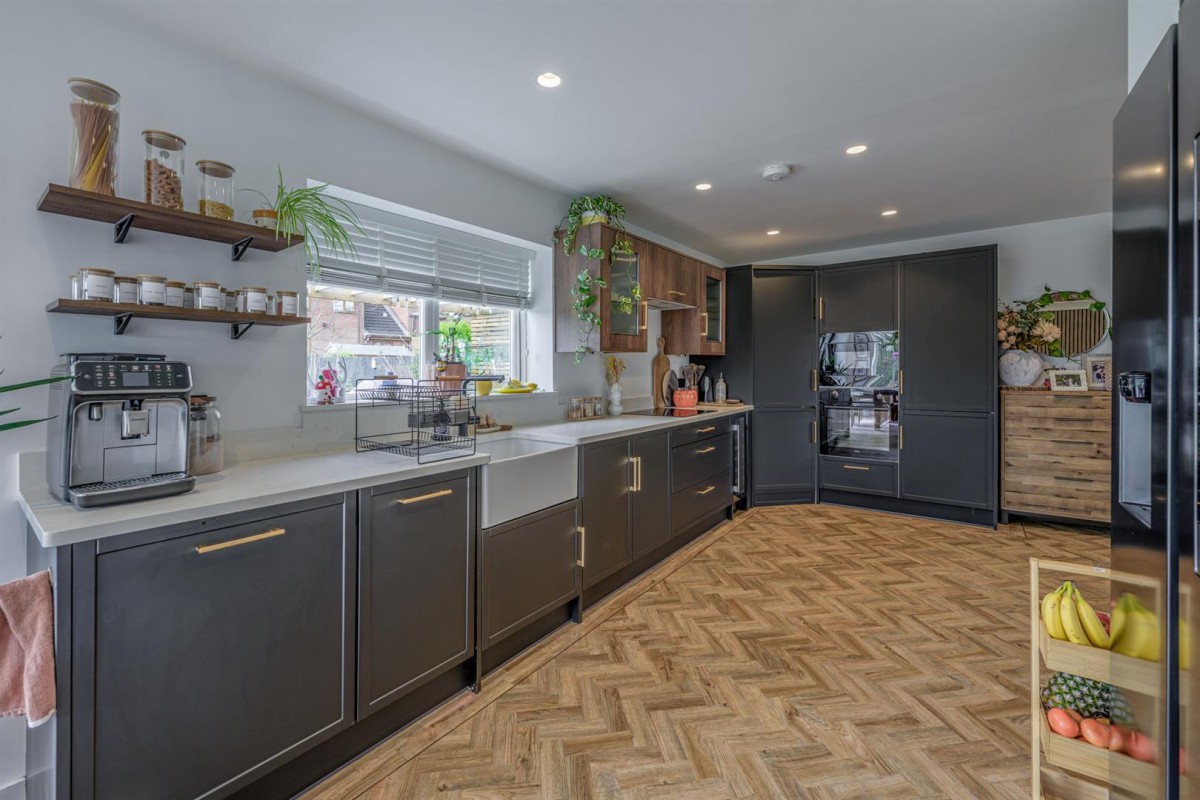 Honeytree Close, Kingswinford, DY6 8NY