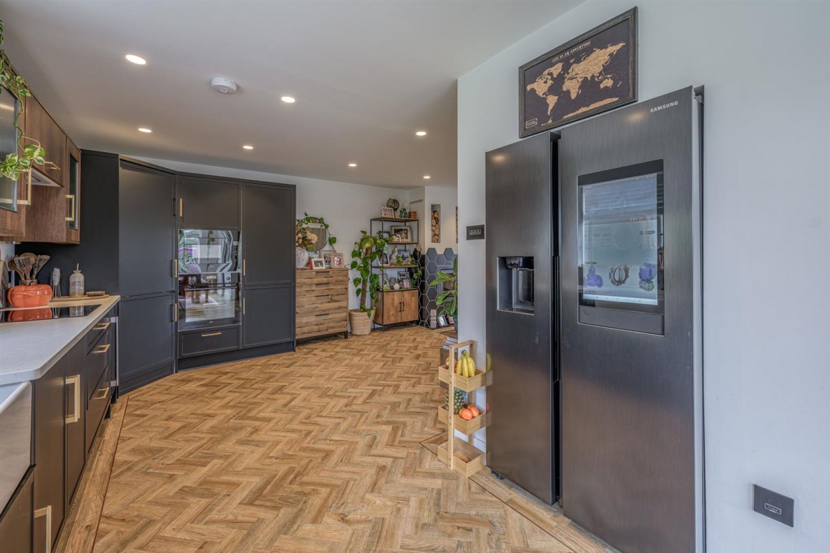 Honeytree Close, Kingswinford, DY6 8NY