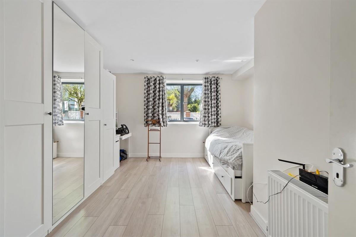 Mapesbury Road, London, NW2