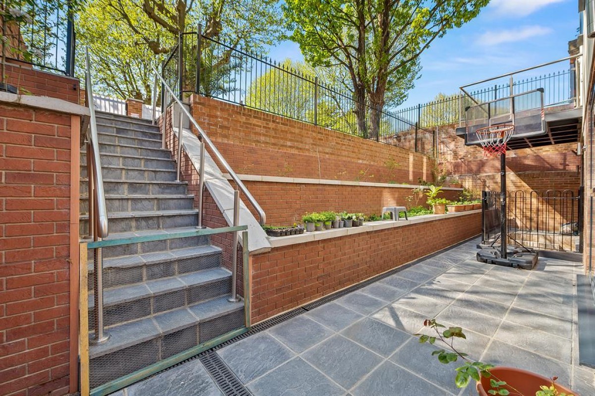 Mapesbury Road, London, NW2