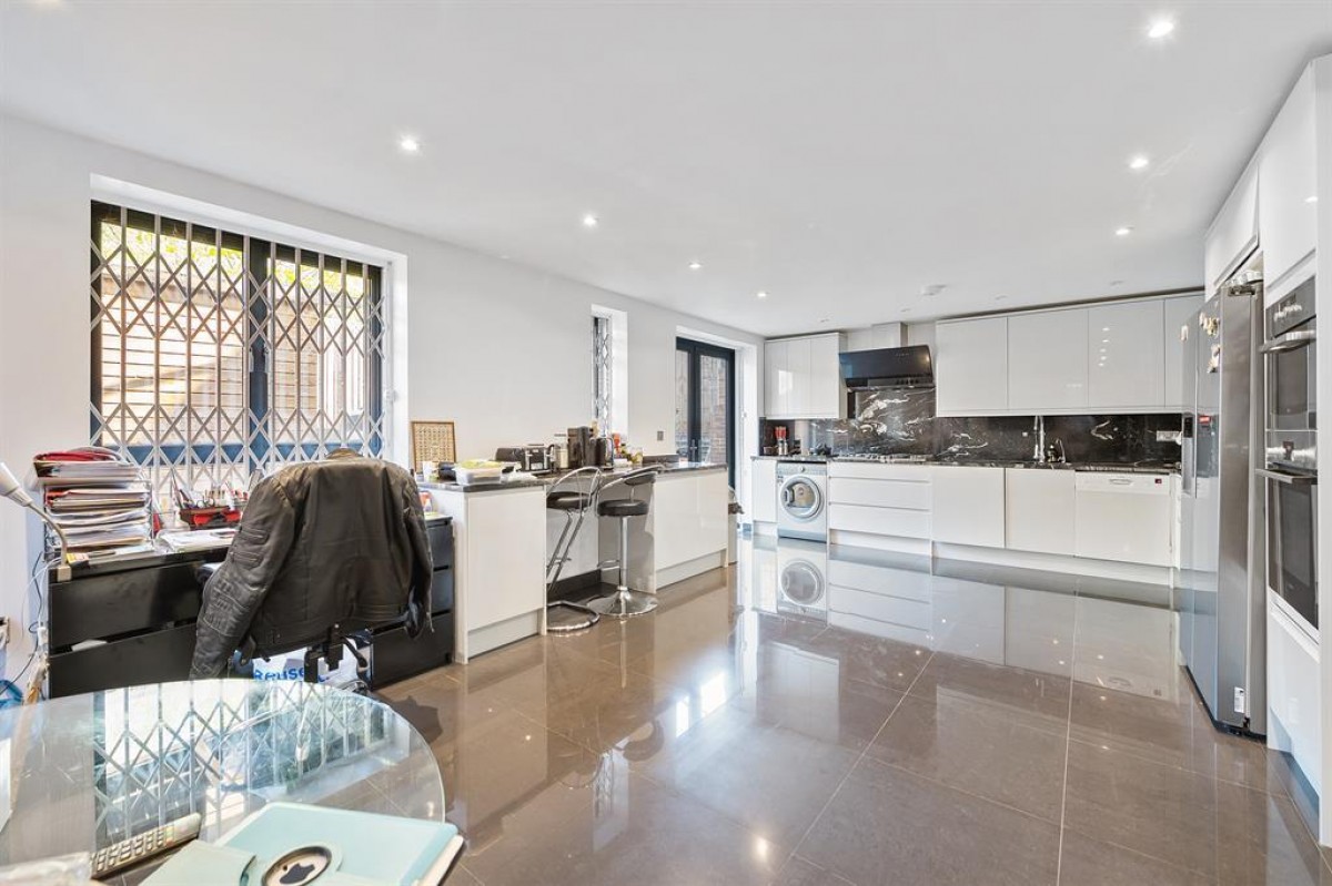 Mapesbury Road, London, NW2