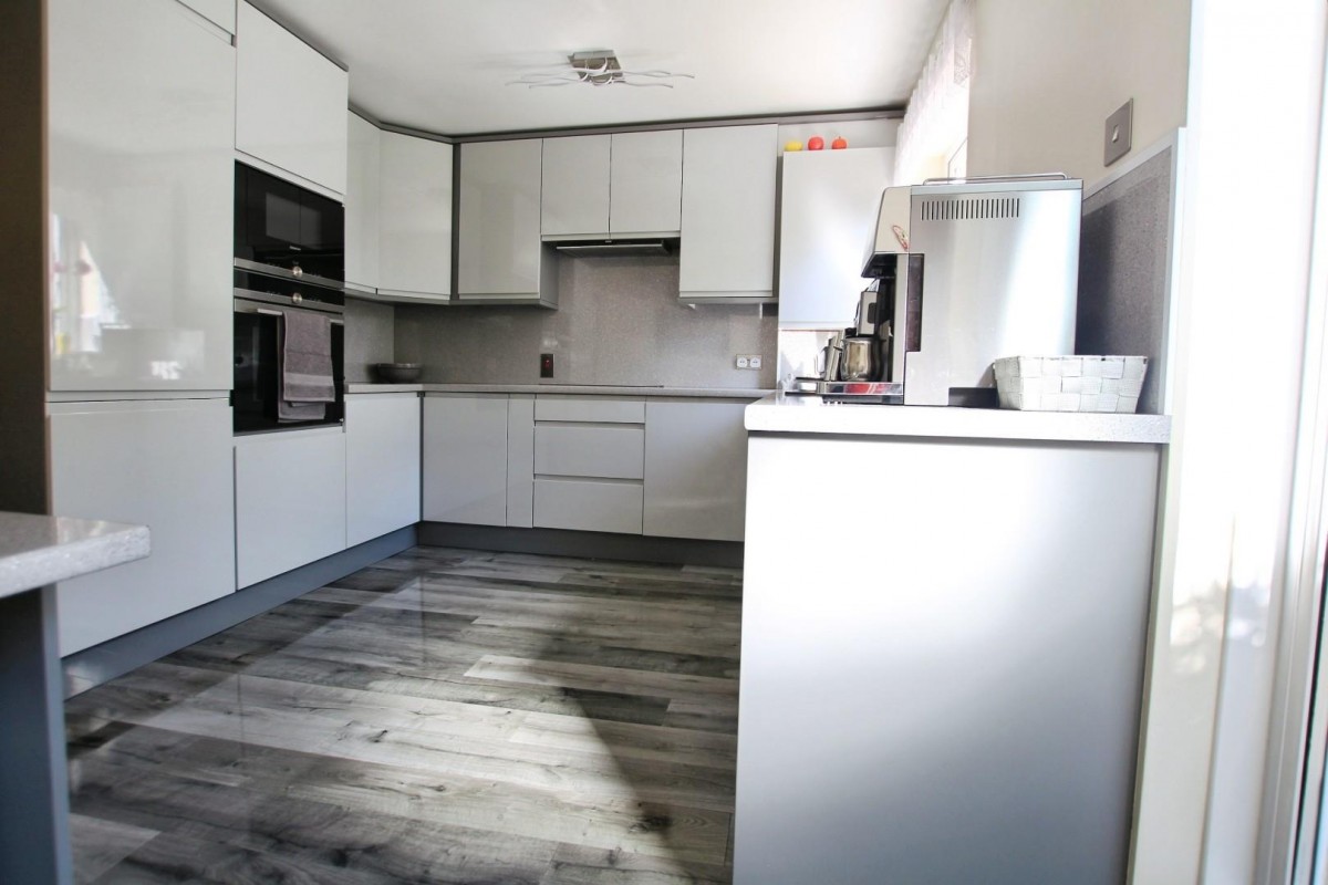 Holmefield View Bradford, BD4 0TJ