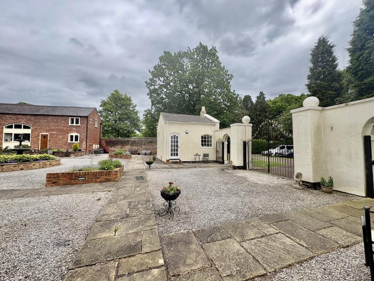 Dosthill Hall, Blackwood Road, Tamworth