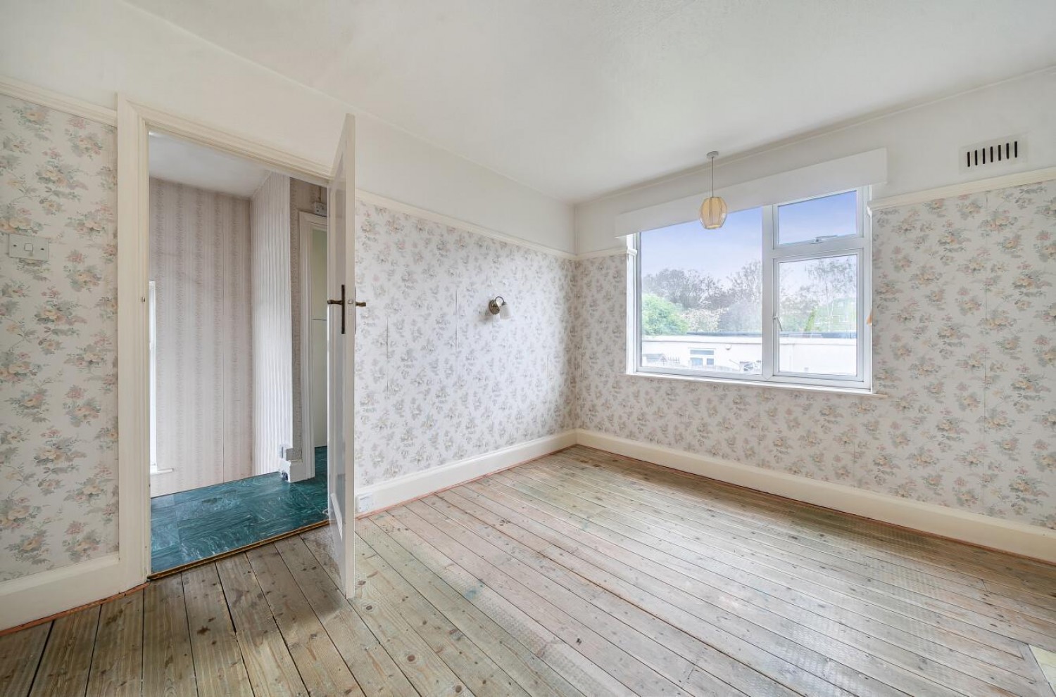 South Park Crescent, London, SE6 1JS