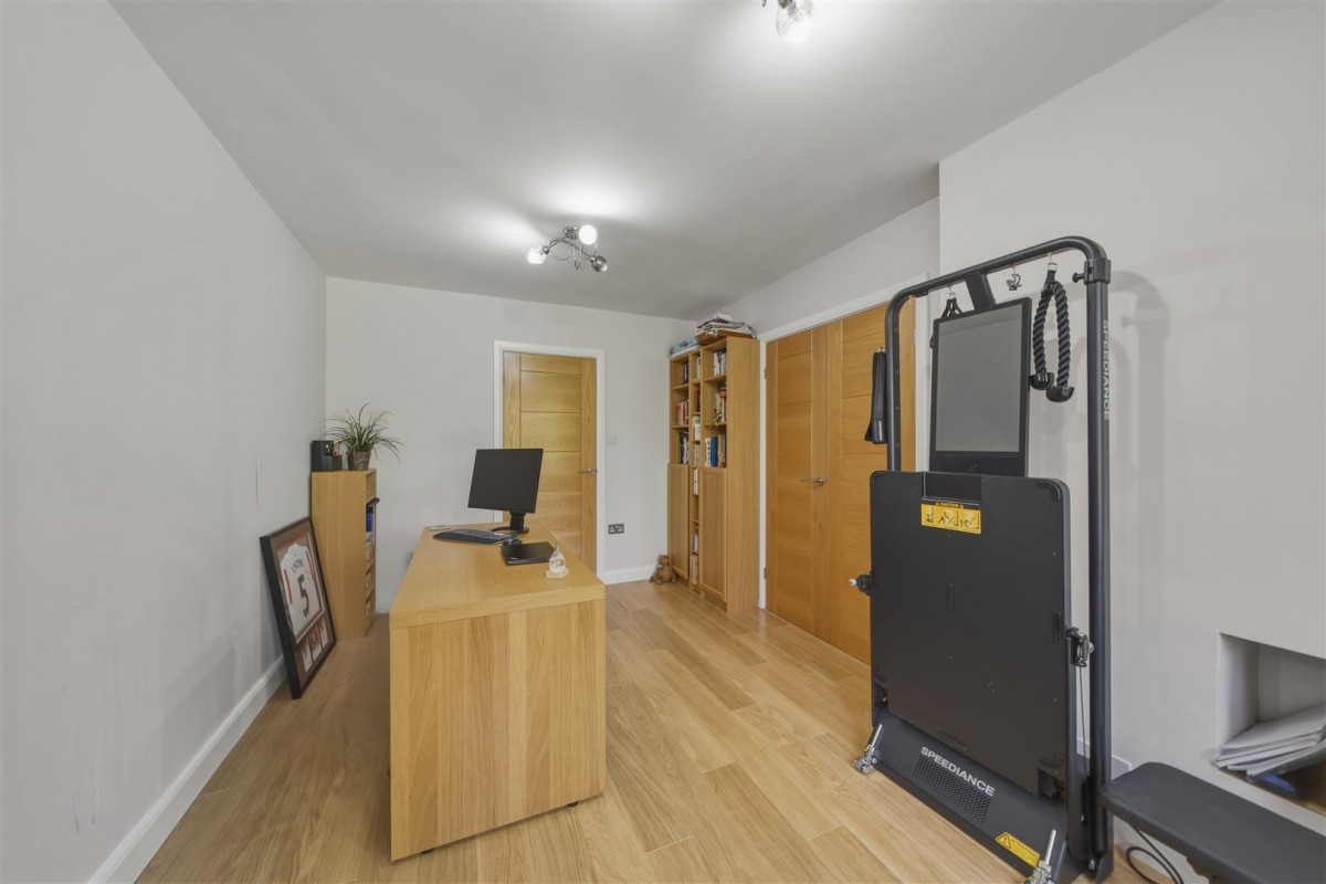 Lawnswood Drive, Stourbridge, DY7 5QW