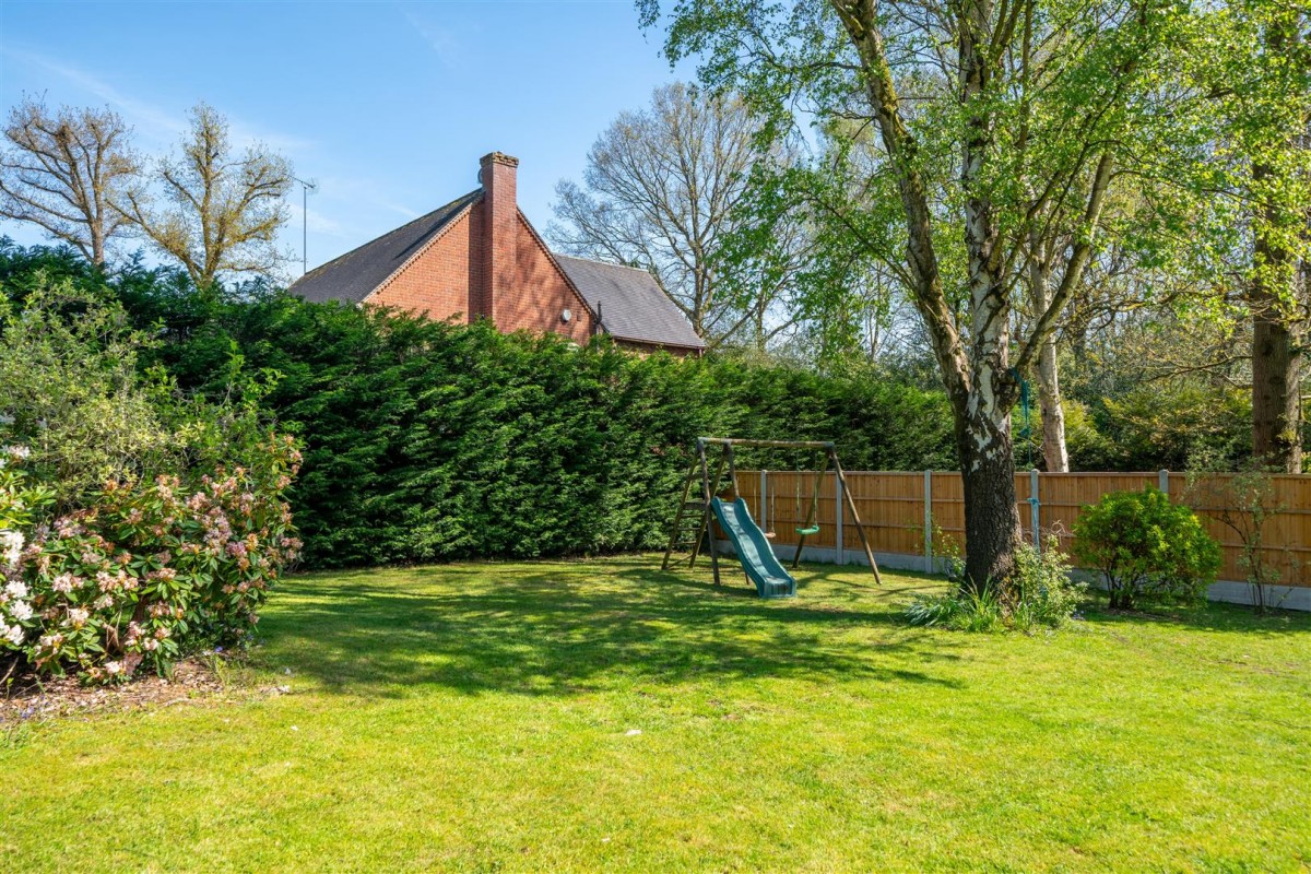 Lawnswood Drive, Stourbridge, DY7 5QW