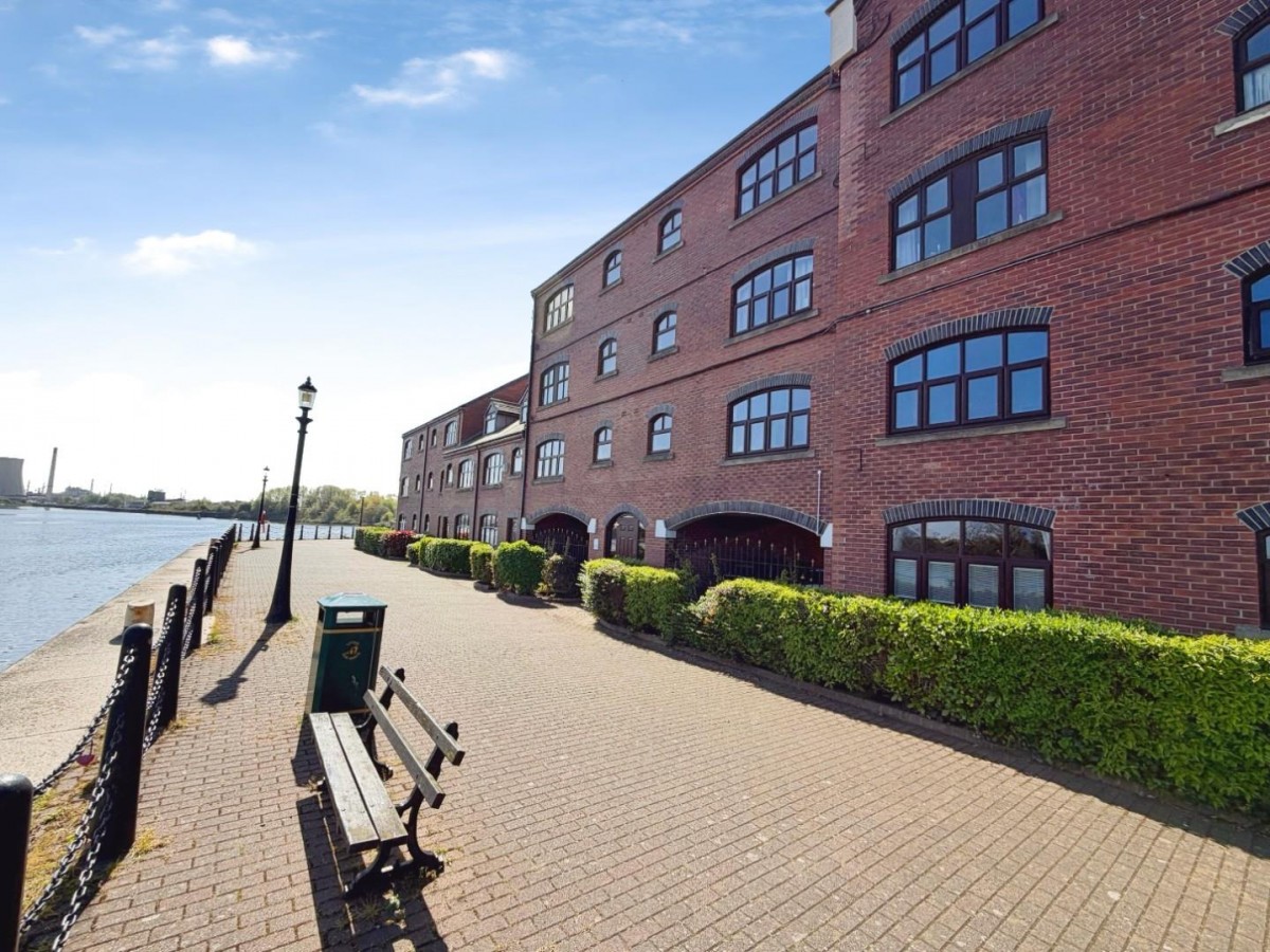South Pier Road, Ellesmere Port