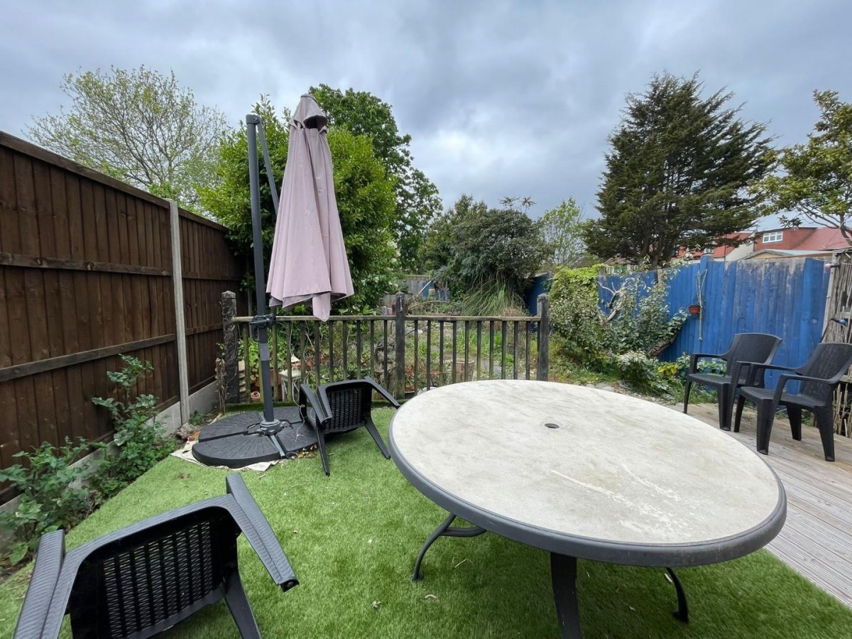 Willow Walk, Sutton