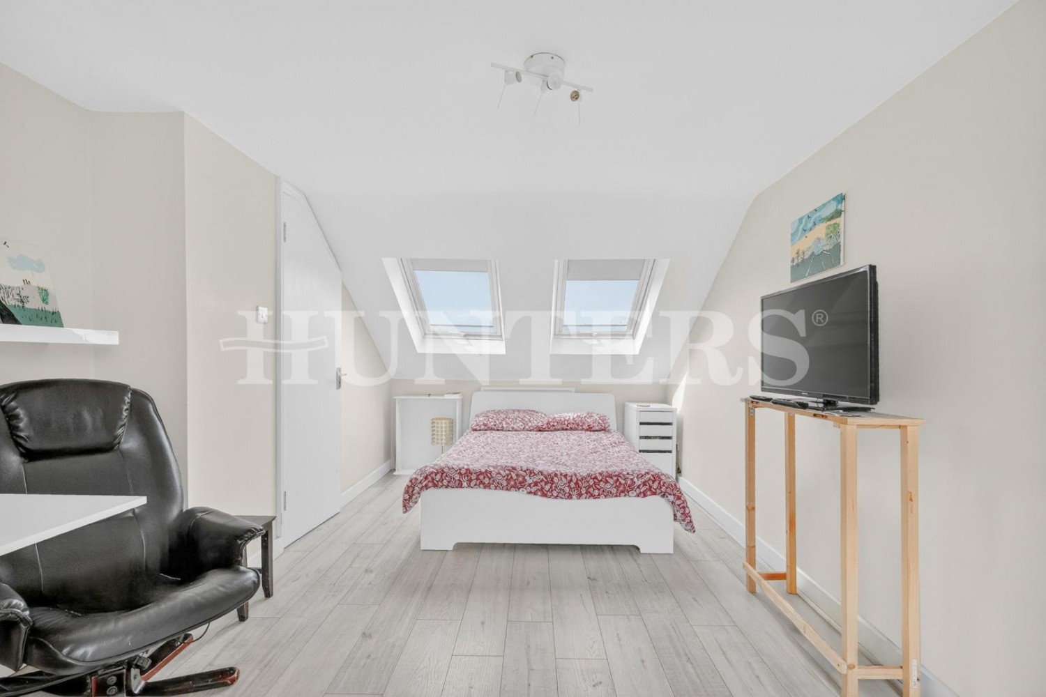 Station Crescent, London, N15