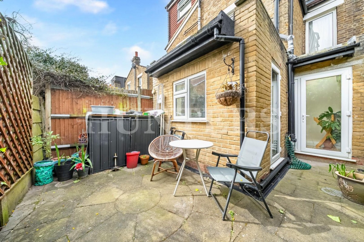 Station Crescent, London, N15