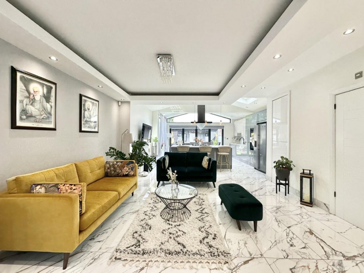 Acacia Avenue, Hayes