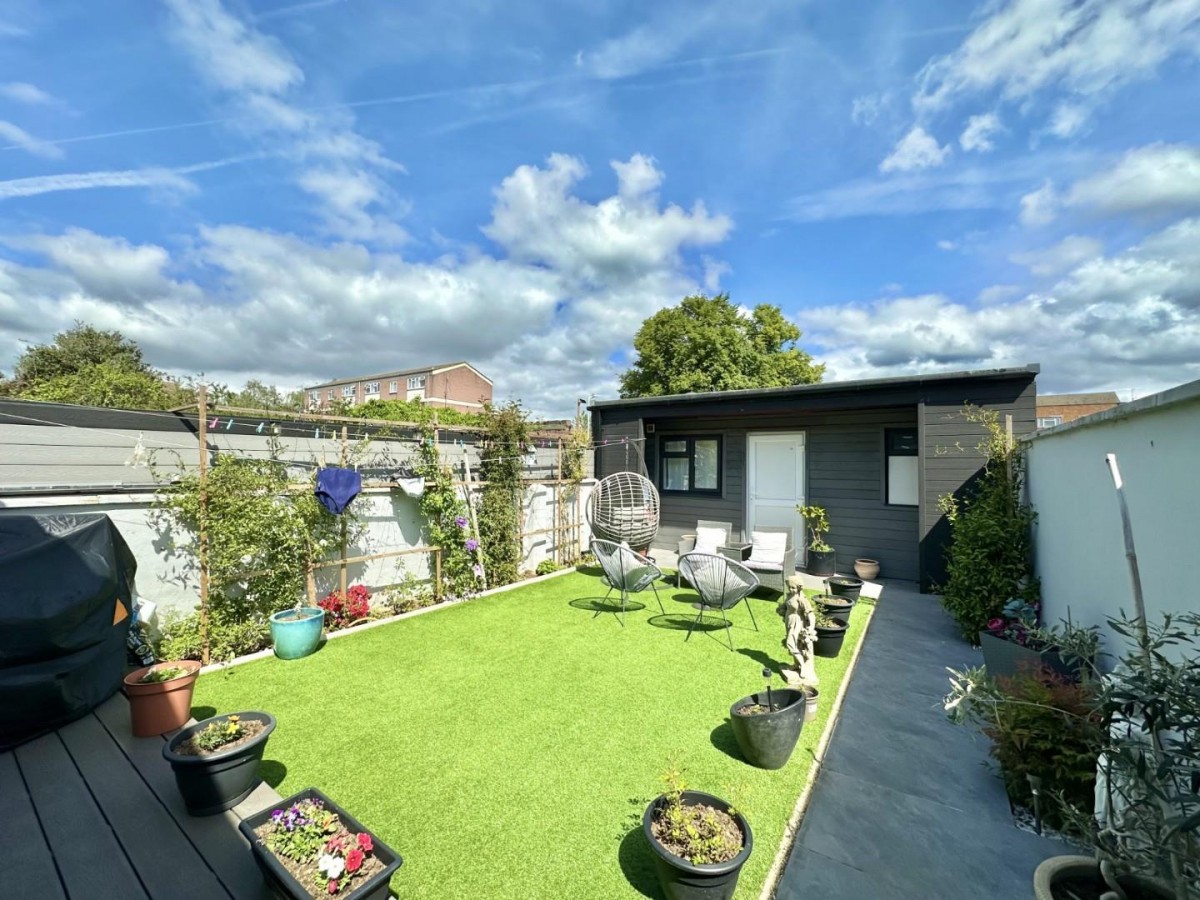 Acacia Avenue, Hayes
