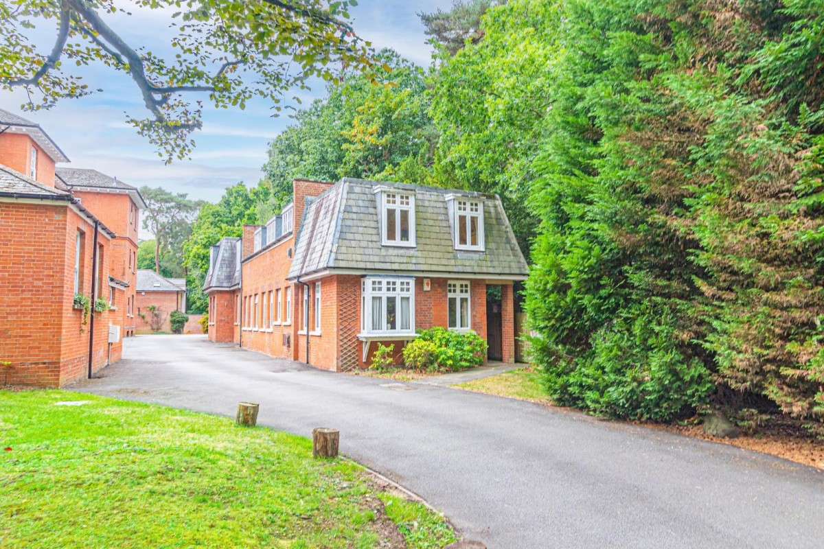 Daneswood , Heath Lane, Woburn Sands, Milton Keynes
