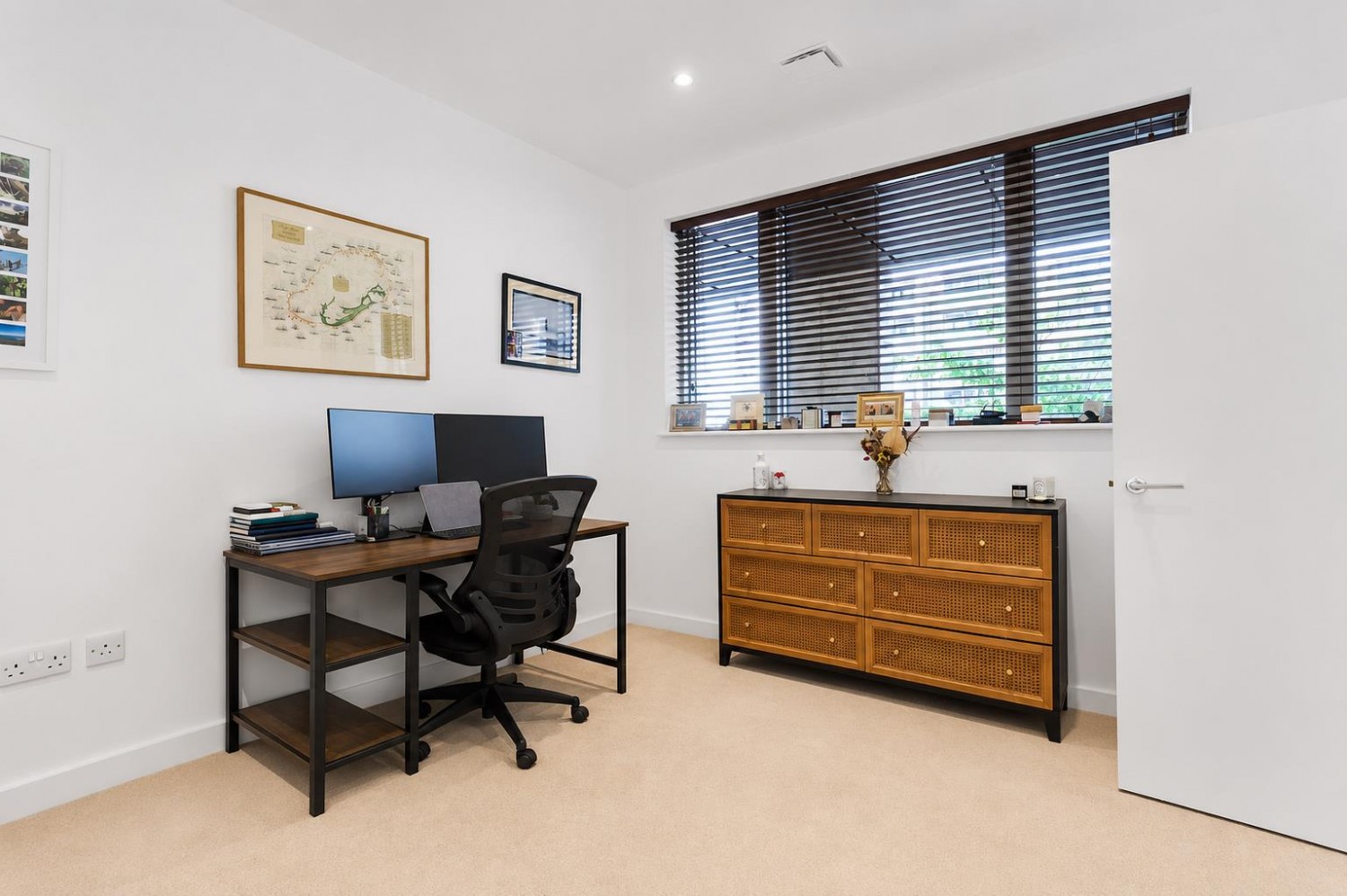 2 bedroom Flat for sale in Murrain Road, London, N4