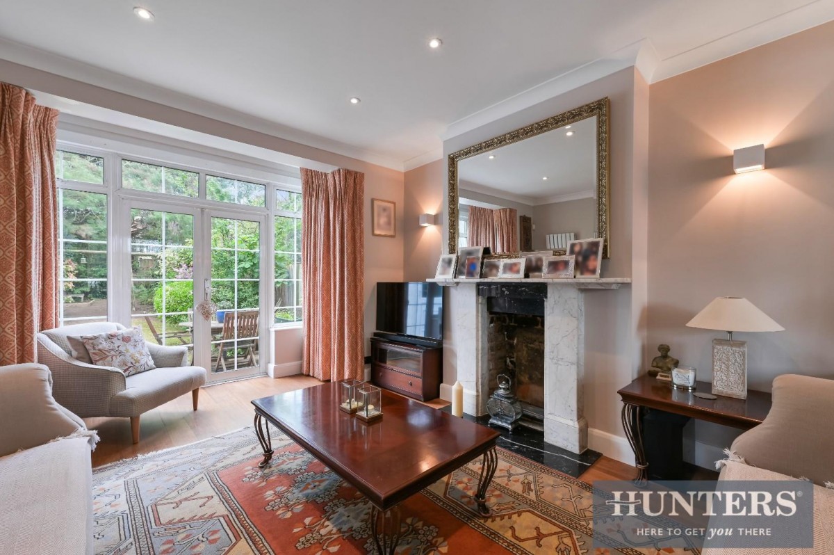 Harvard Road, Isleworth