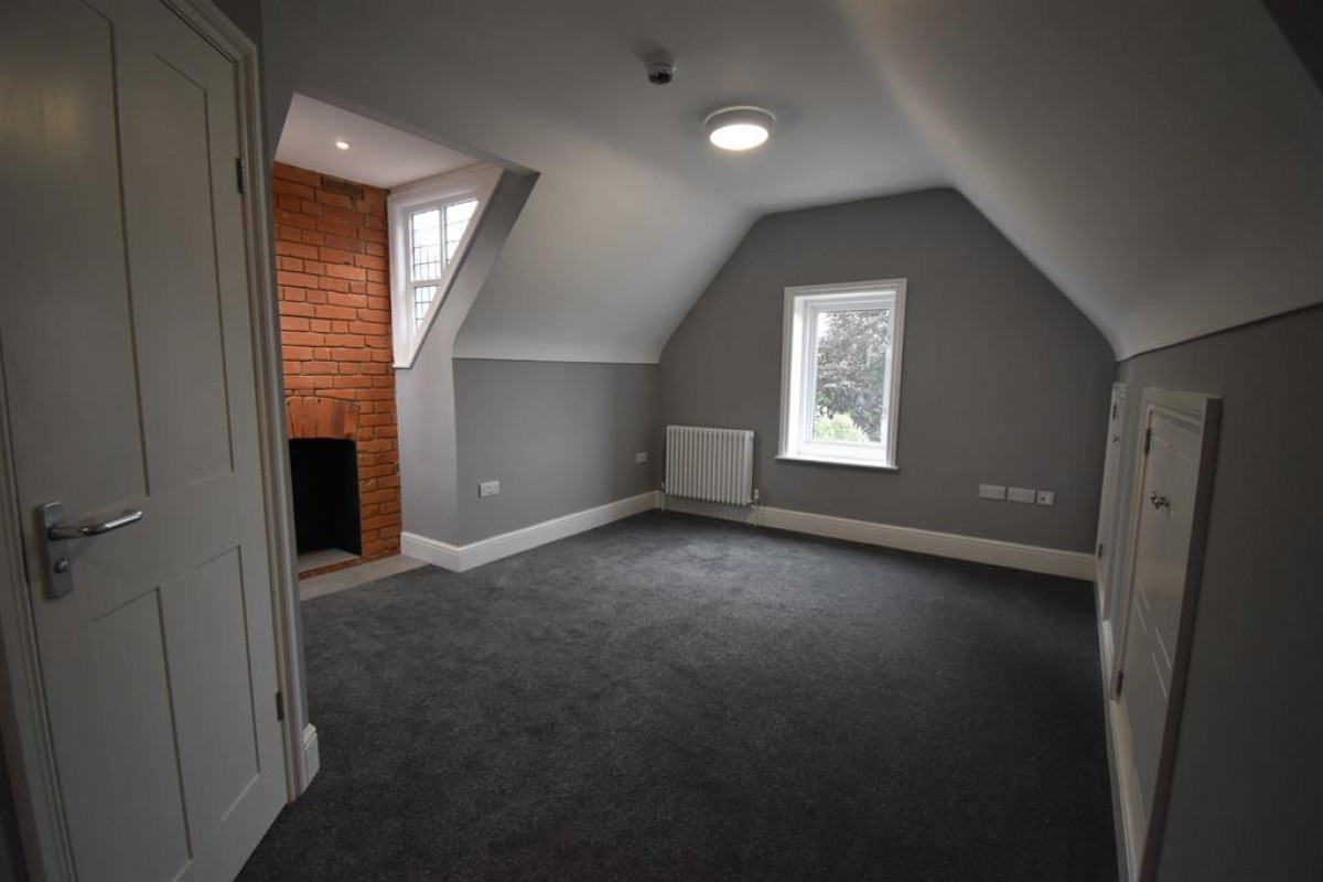Bath Road, Reading, RG1 6HN