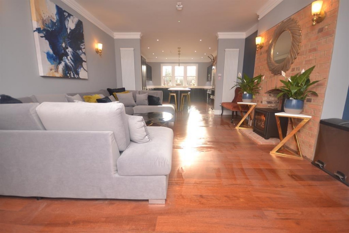 Bath Road, Reading, RG1 6HN