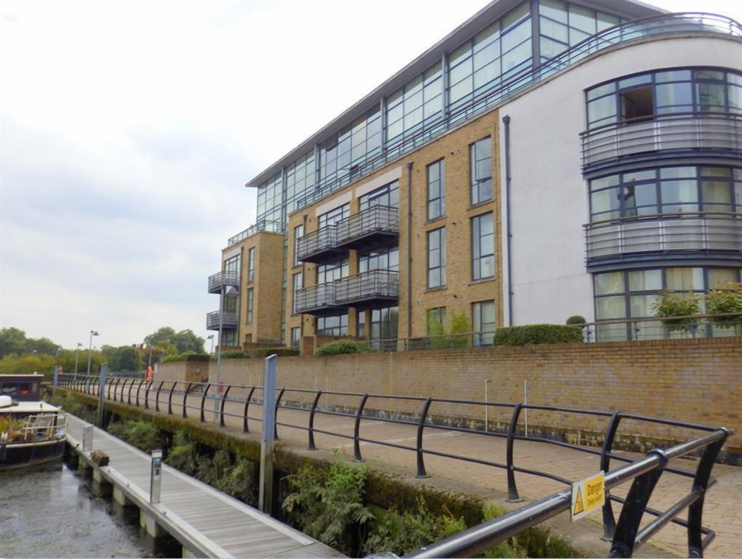 Point Wharf Lane, Brentford, TW8