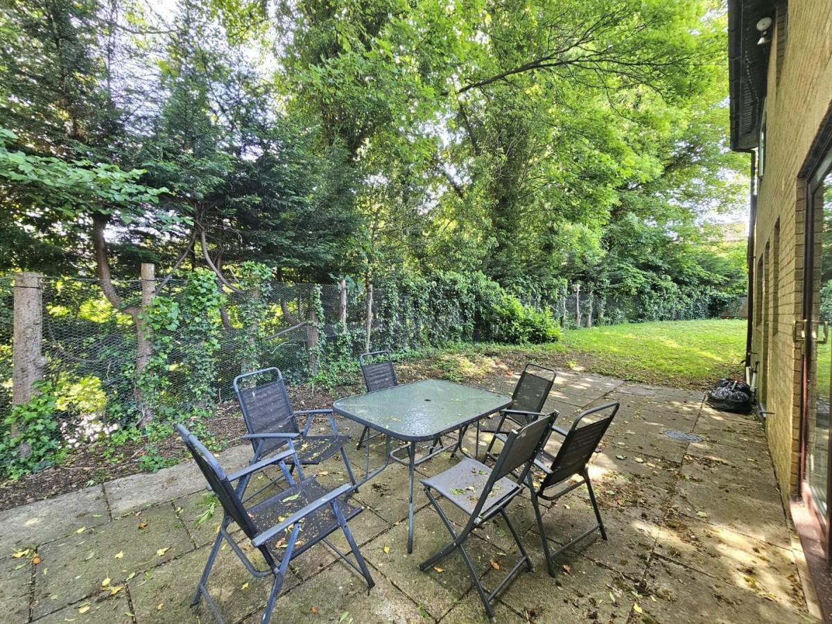 St. Bartholomews Close, Cam, Dursley