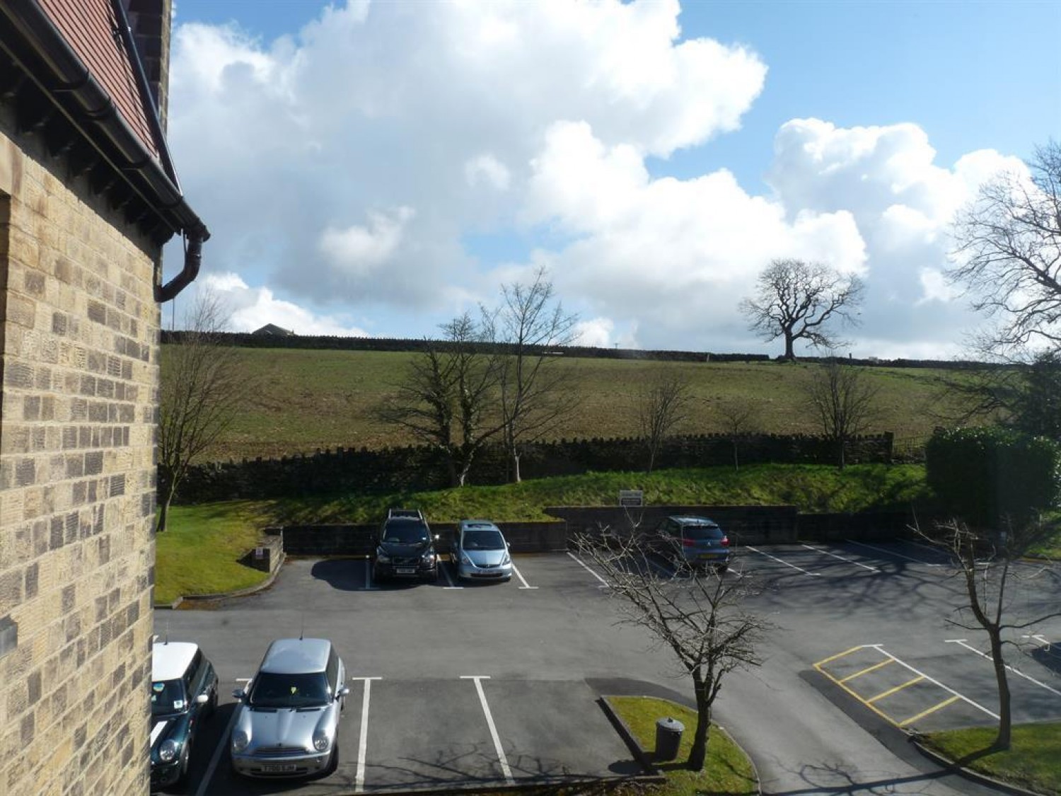 2 bedroom Flat to let in Acland Hall, Lady Park Avenue, Bingley