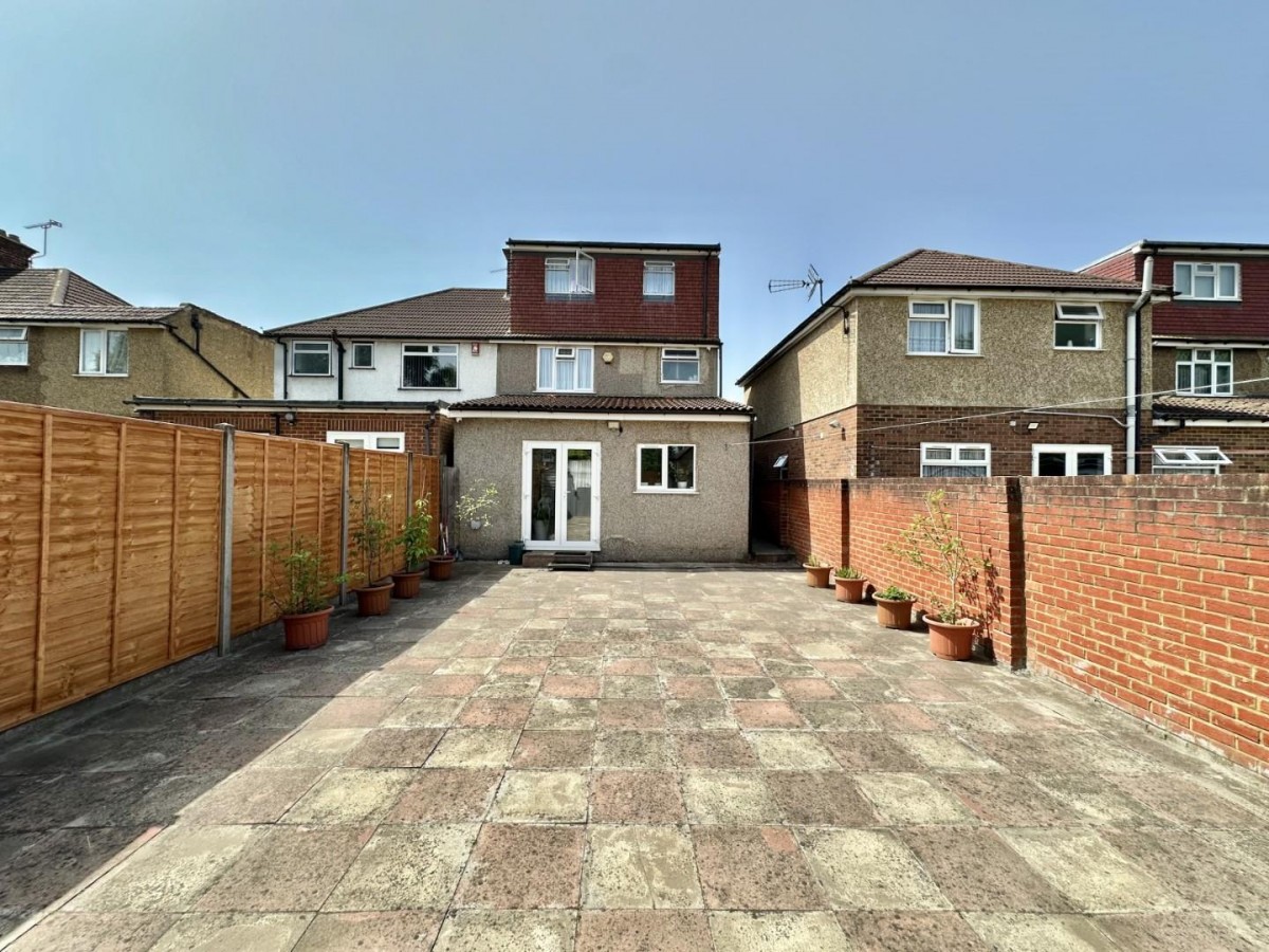 Dorchester Waye, Hayes, Middlesex, UB4 0HY