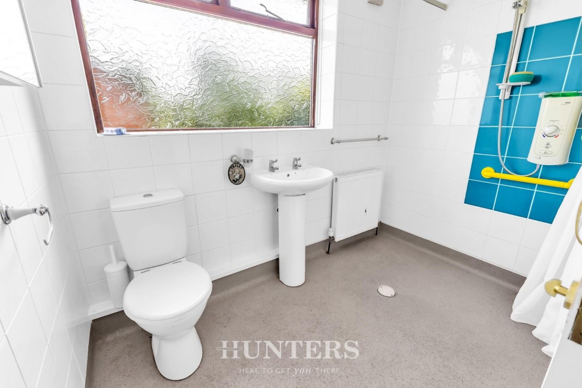 Monmouth Street, Middleton M24